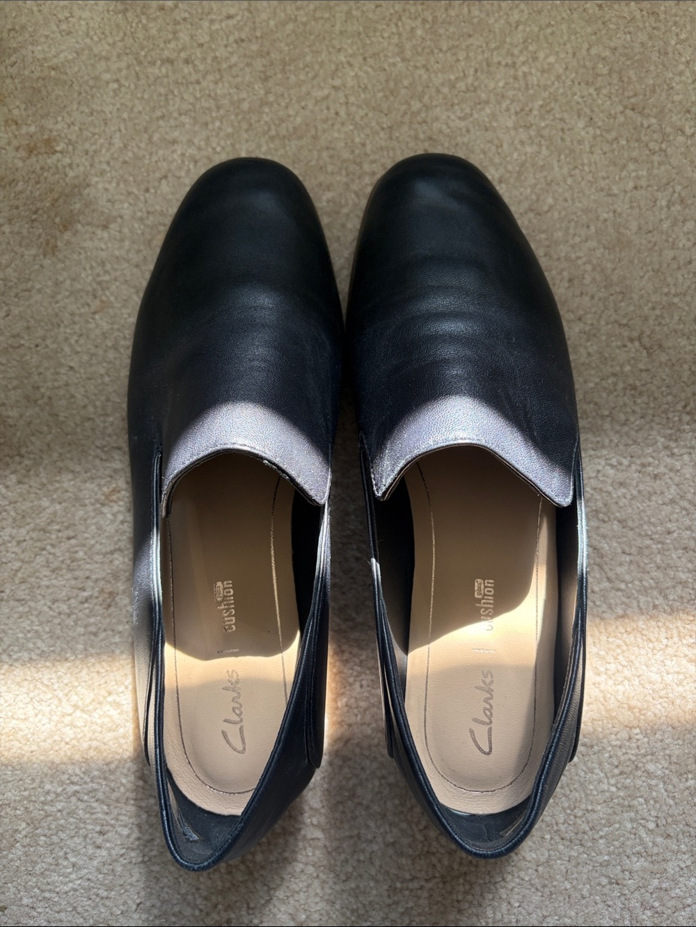 Clarks Women’s Black Leather Slip-On Shoes, Size 7.5, Like New 🌟